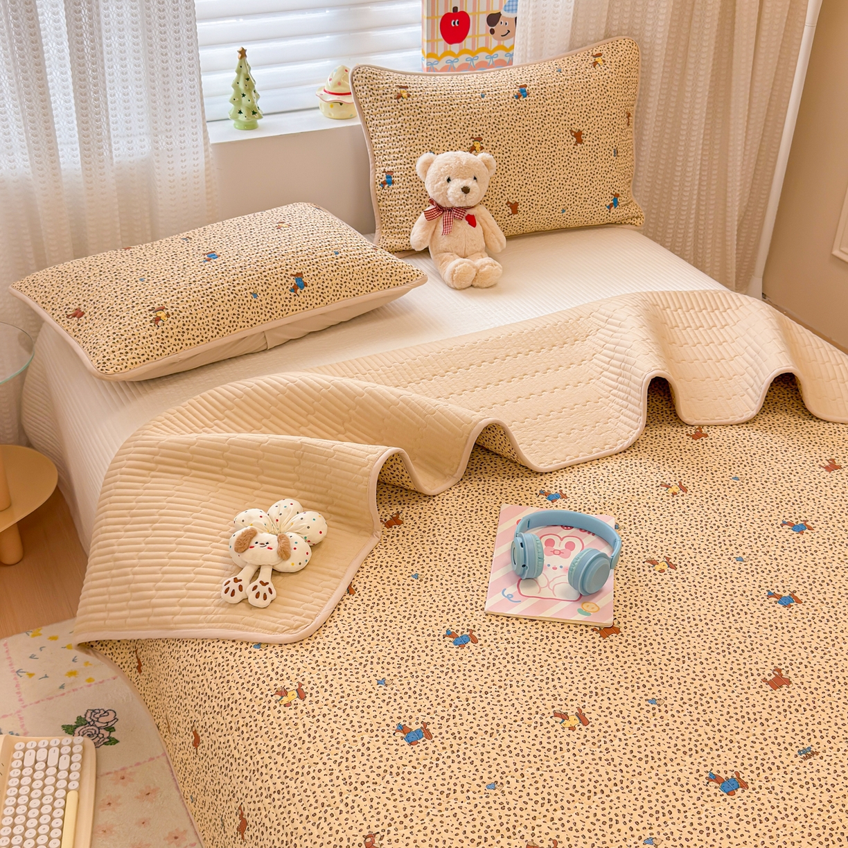 91家纺网 家纺一手货源 找家纺 雅萱家纺 2026新款森系全棉夹棉印花床盖 焦糖腊肠犬