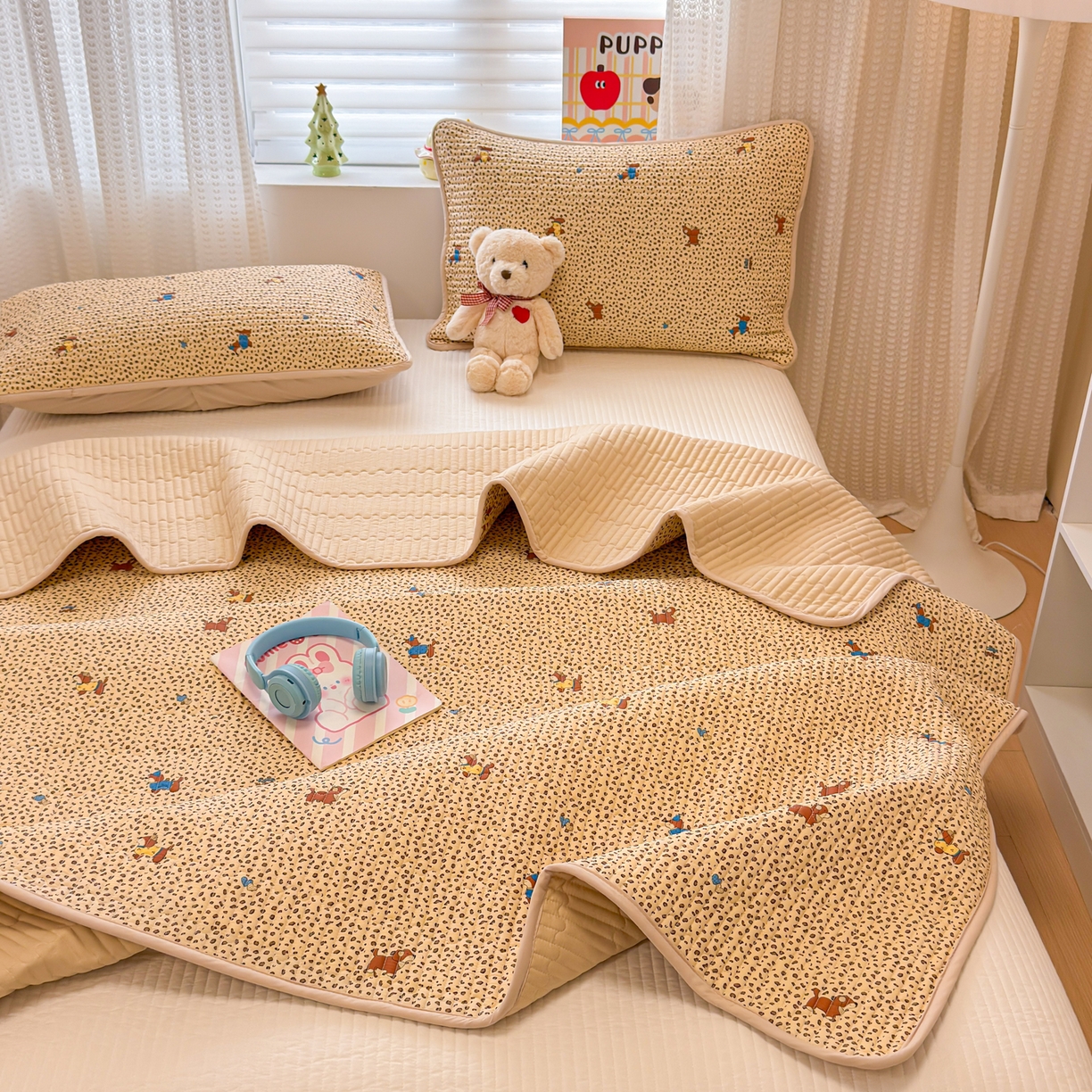 91家纺网 家纺一手货源 找家纺 雅萱家纺 2026新款森系全棉夹棉印花床盖 焦糖腊肠犬