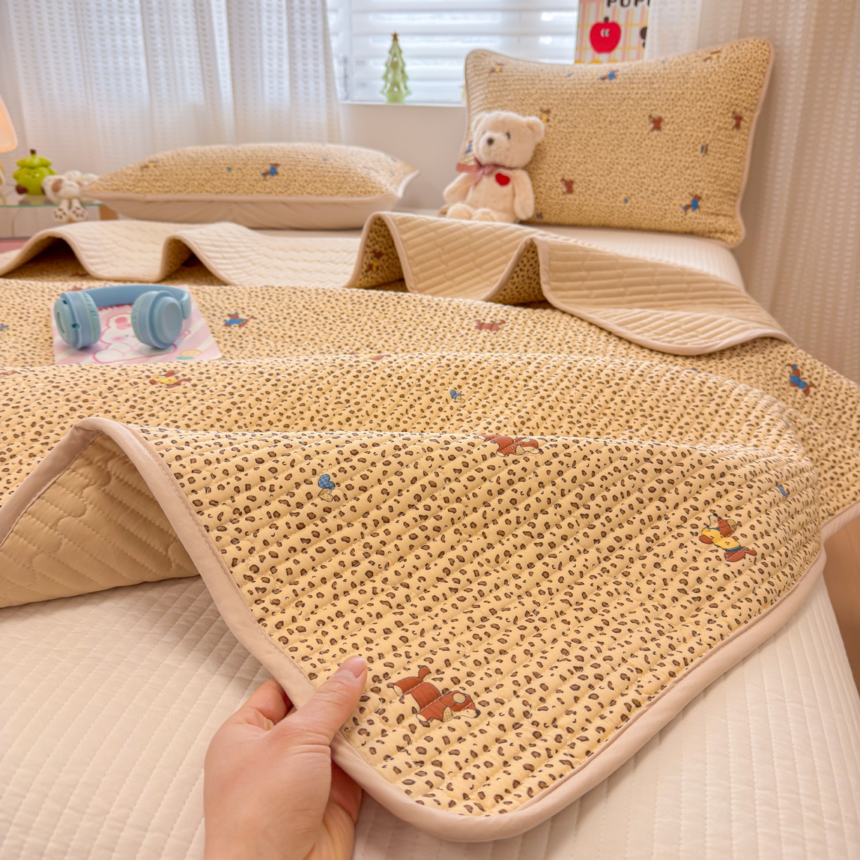 91家纺网 家纺一手货源 找家纺 雅萱家纺 2026新款森系全棉夹棉印花床盖 焦糖腊肠犬