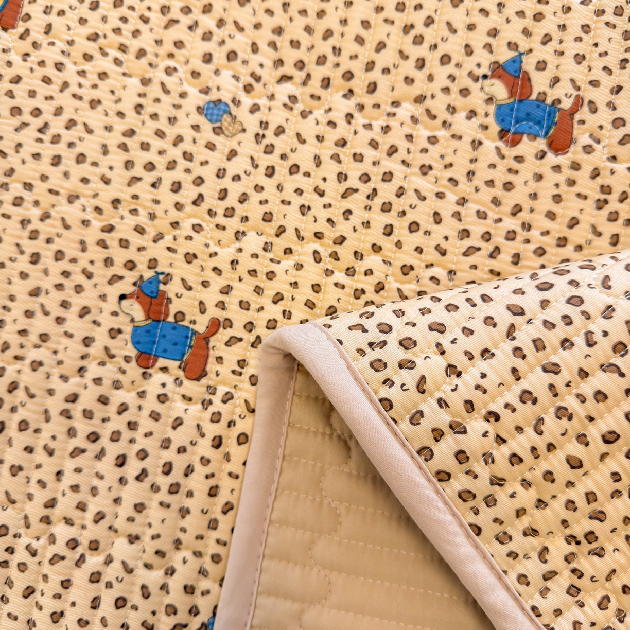 91家纺网 家纺一手货源 找家纺 雅萱家纺 2026新款森系全棉夹棉印花床盖 焦糖腊肠犬