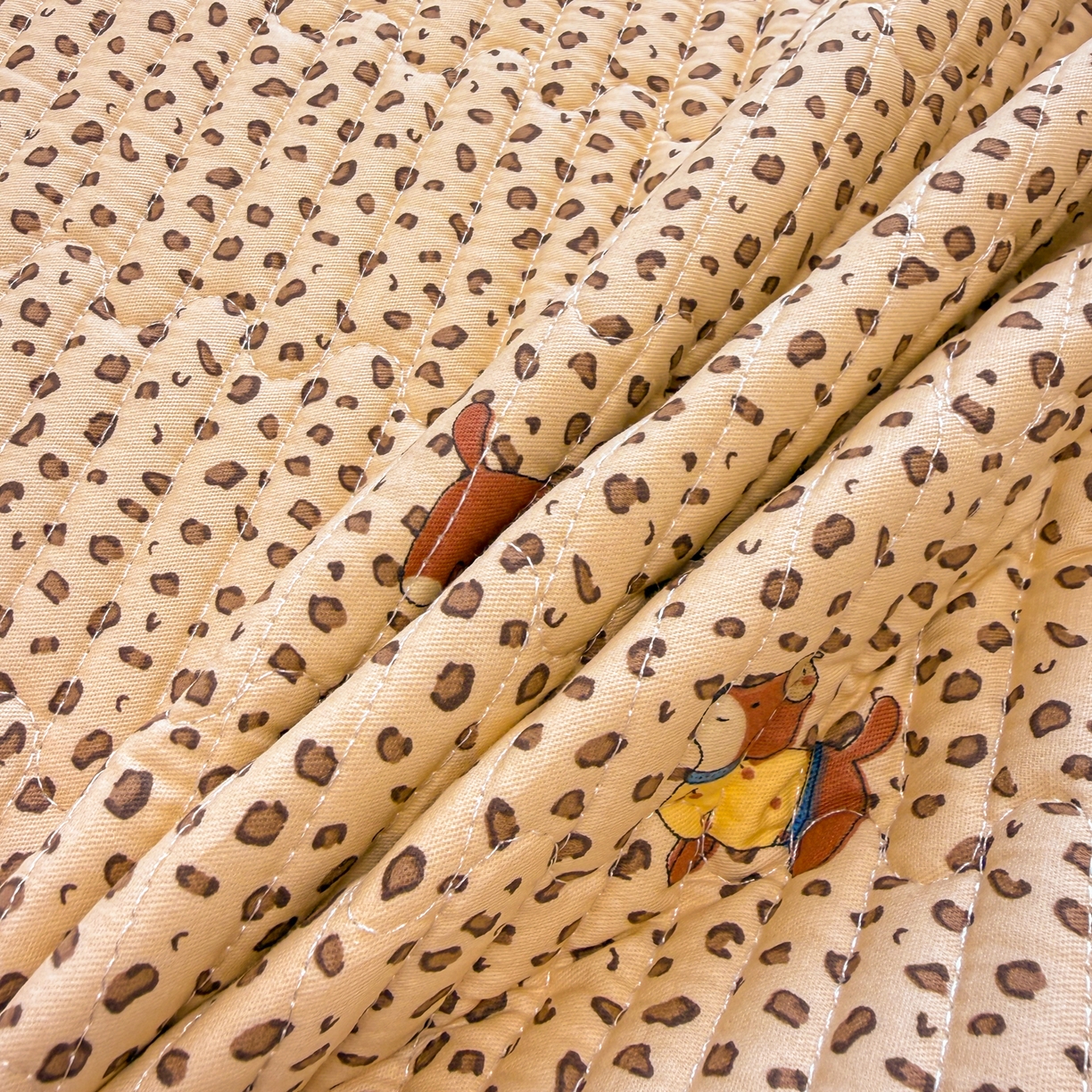 91家纺网 家纺一手货源 找家纺 雅萱家纺 2026新款森系全棉夹棉印花床盖 焦糖腊肠犬