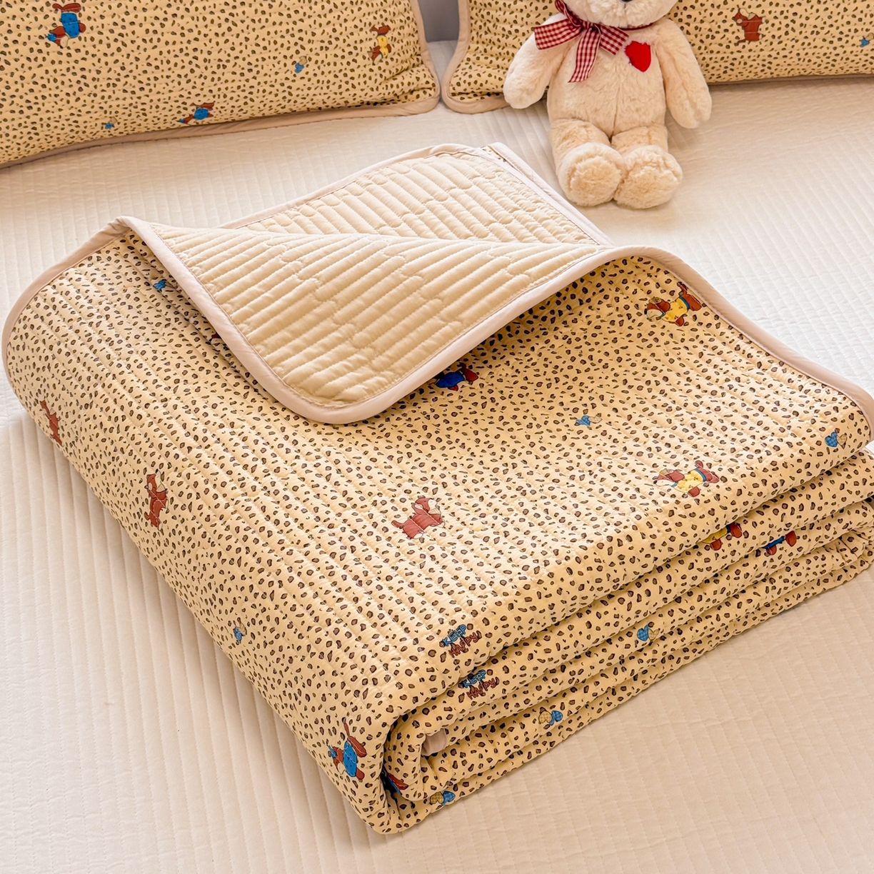 91家纺网 家纺一手货源 找家纺 雅萱家纺 2026新款森系全棉夹棉印花床盖 焦糖腊肠犬