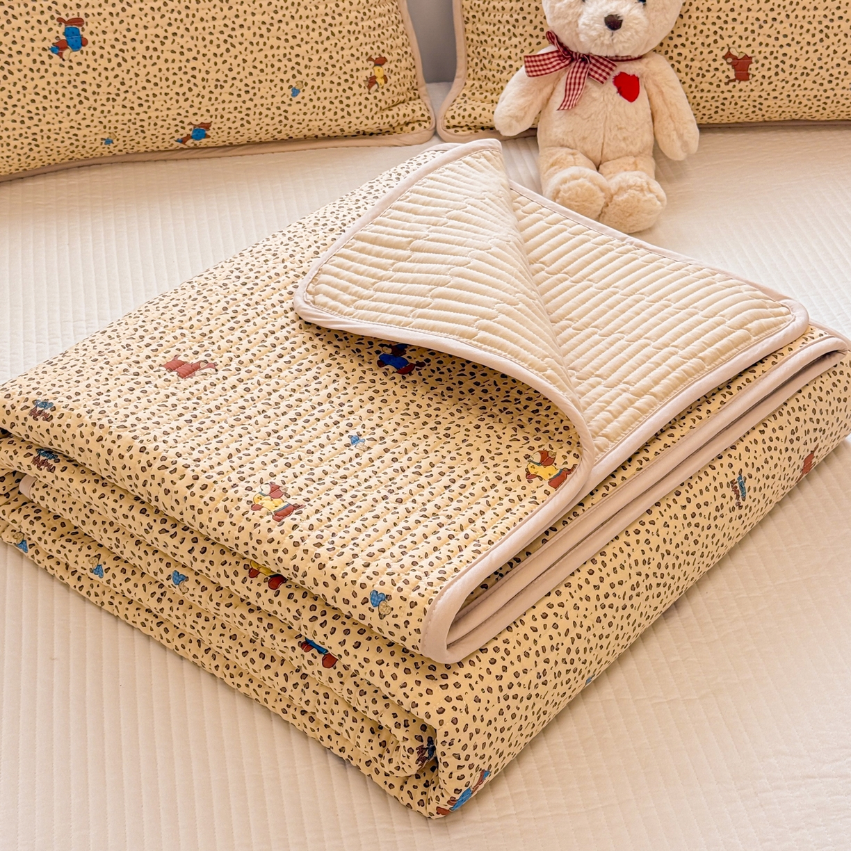 91家纺网 家纺一手货源 找家纺 雅萱家纺 2026新款森系全棉夹棉印花床盖 焦糖腊肠犬