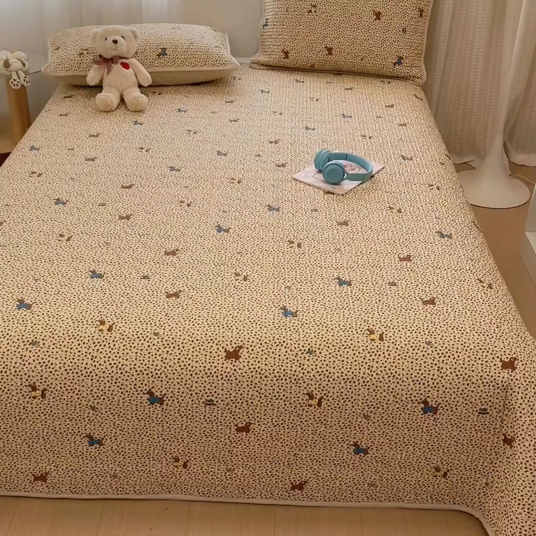 91家纺网 家纺一手货源 找家纺 雅萱家纺 2026新款森系全棉夹棉印花床盖 焦糖腊肠犬