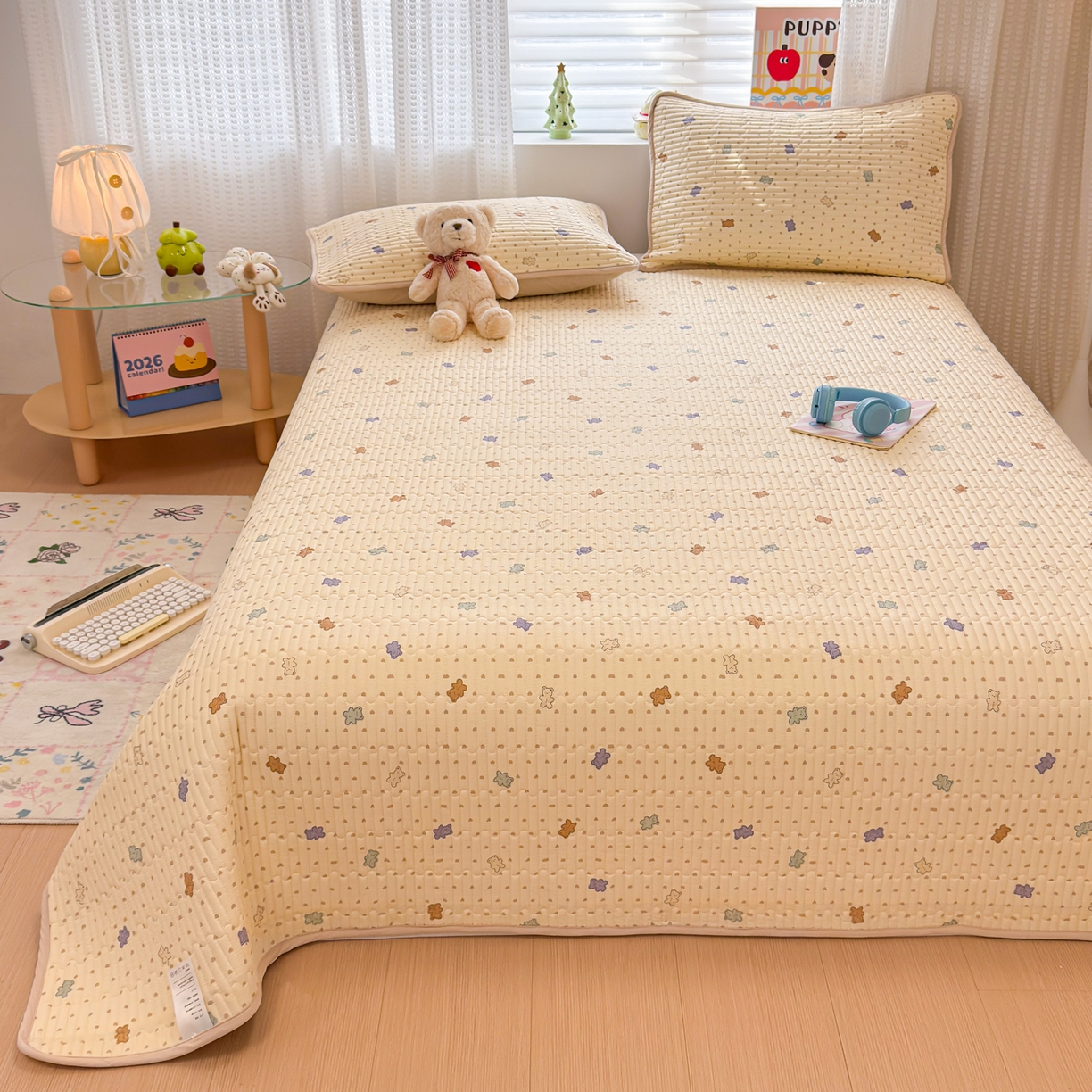 91家纺网 家纺一手货源 找家纺 雅萱家纺 2026新款森系全棉夹棉印花床盖 咖啡小熊