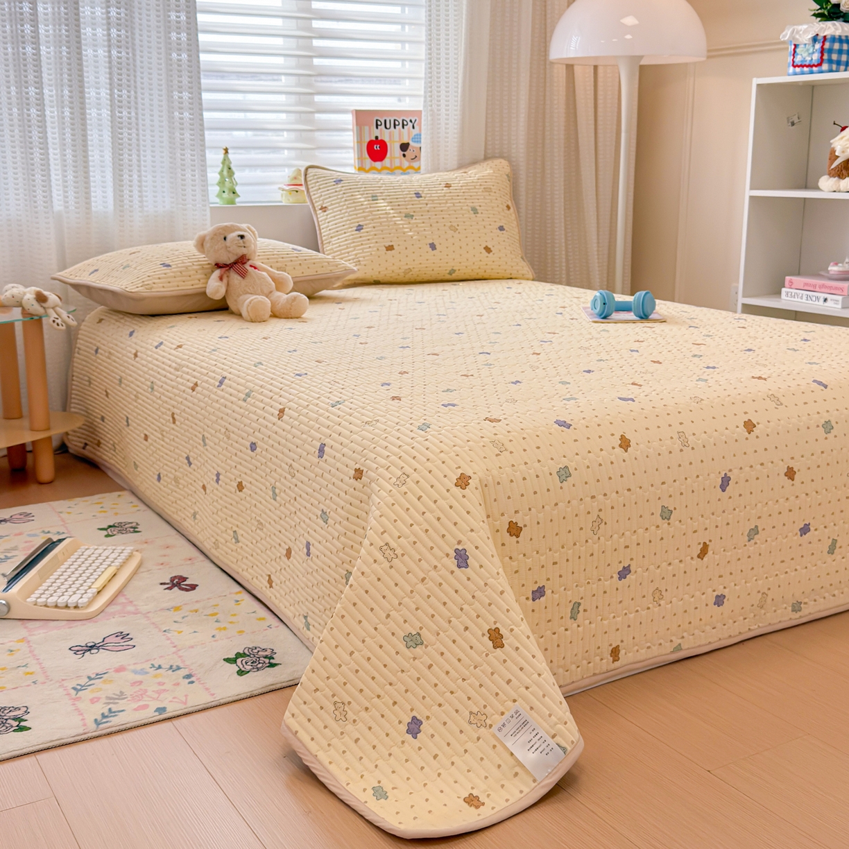 91家纺网 家纺一手货源 找家纺 雅萱家纺 2026新款森系全棉夹棉印花床盖 咖啡小熊