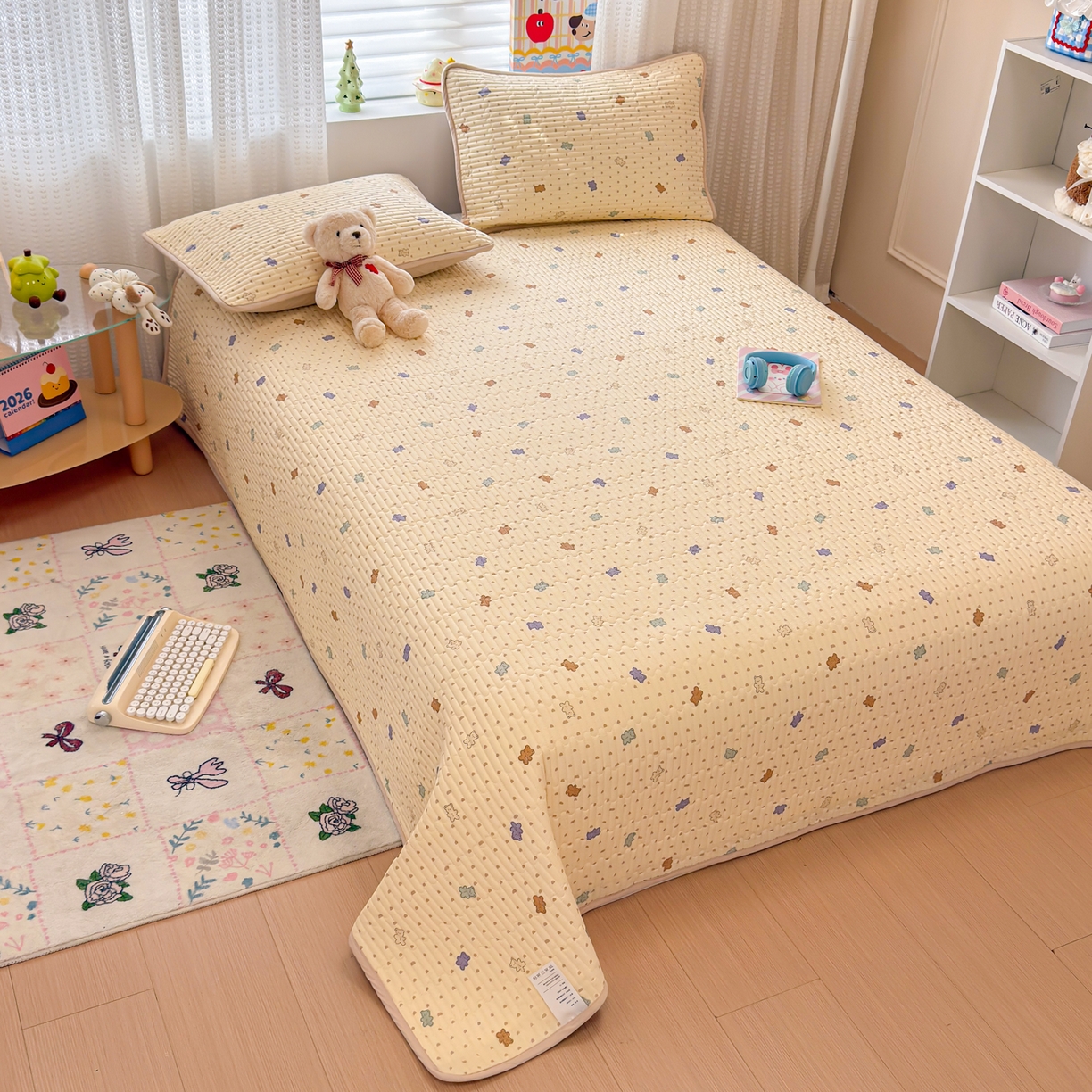 91家纺网 家纺一手货源 找家纺 雅萱家纺 2026新款森系全棉夹棉印花床盖 咖啡小熊