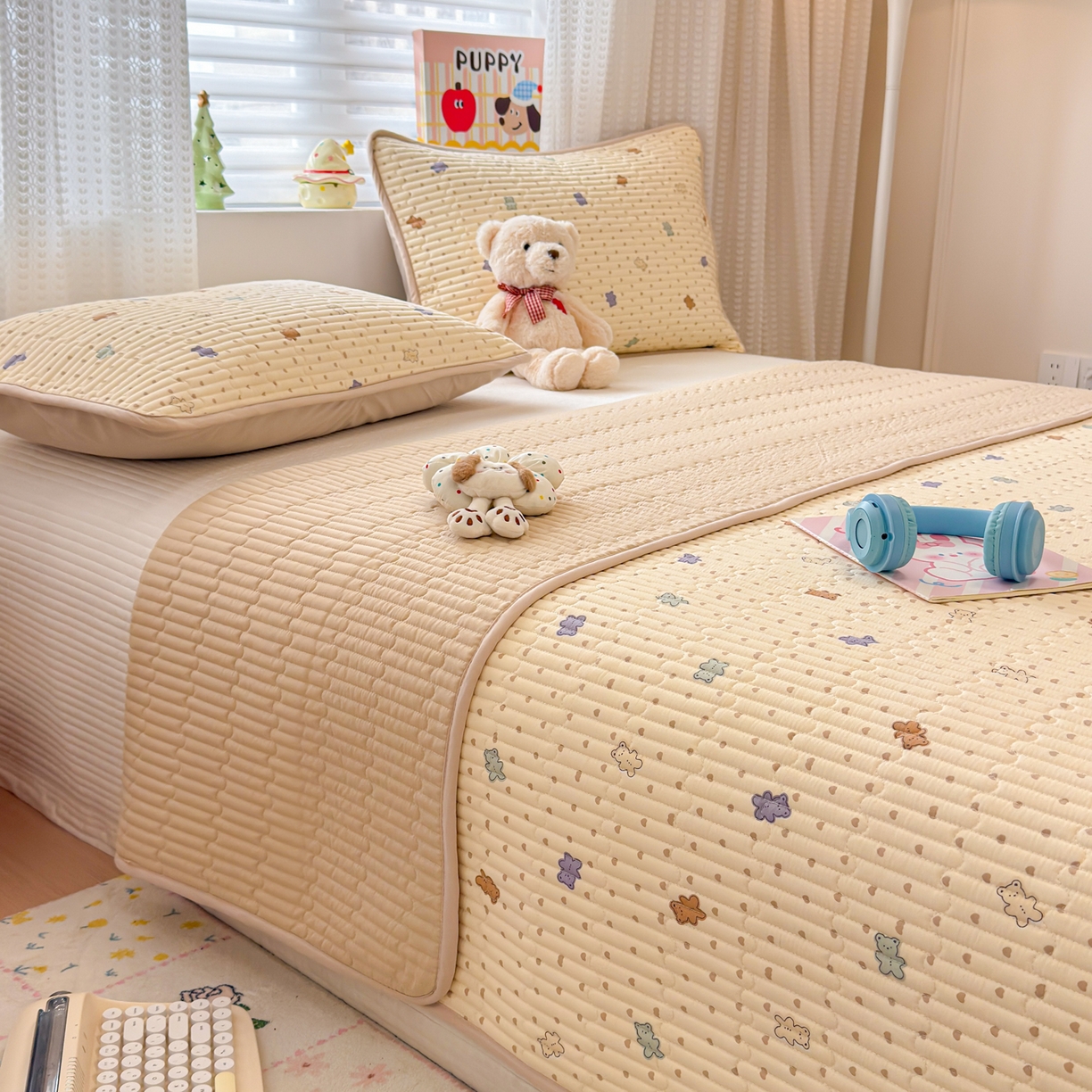 91家纺网 家纺一手货源 找家纺 雅萱家纺 2026新款森系全棉夹棉印花床盖 咖啡小熊