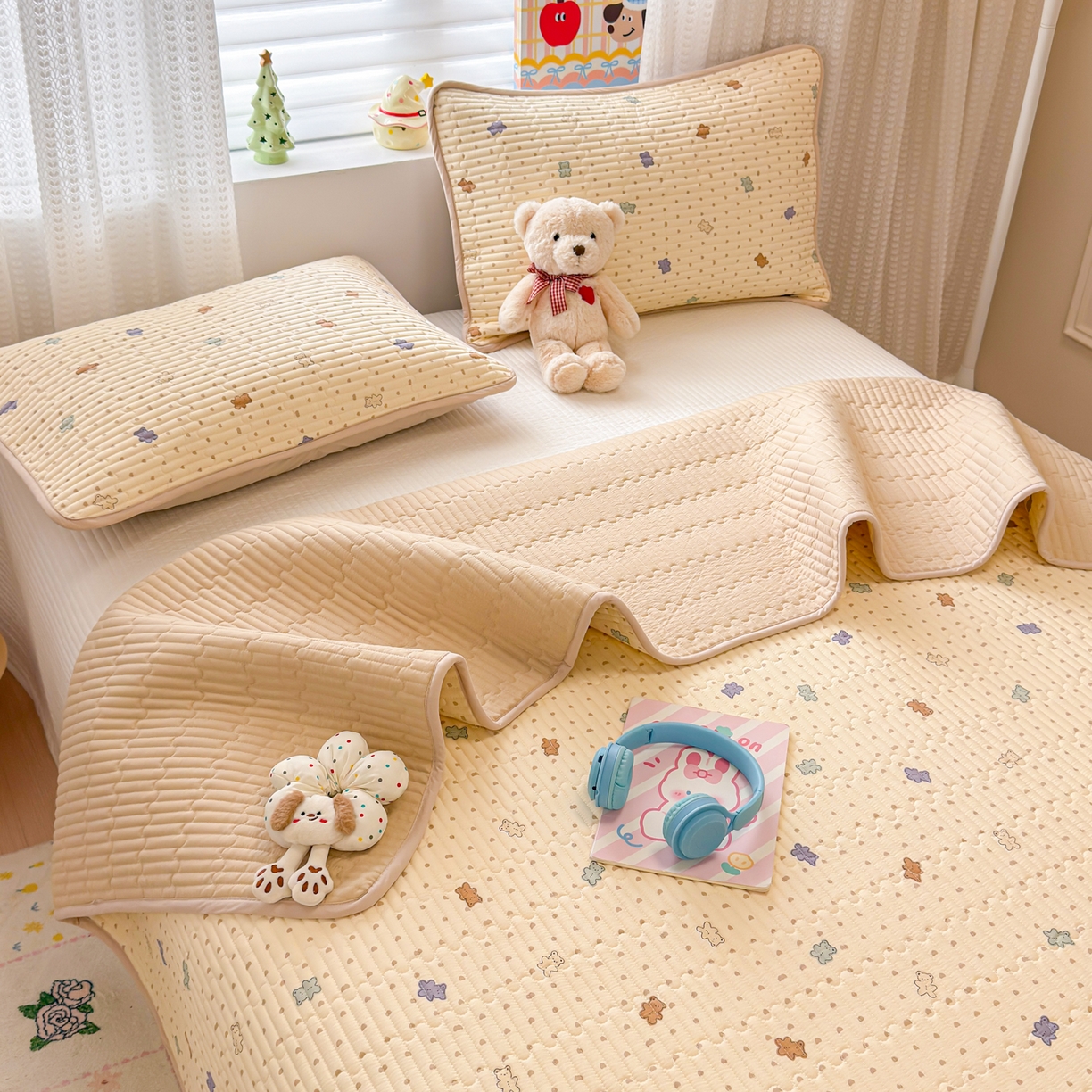 91家纺网 家纺一手货源 找家纺 雅萱家纺 2026新款森系全棉夹棉印花床盖 咖啡小熊