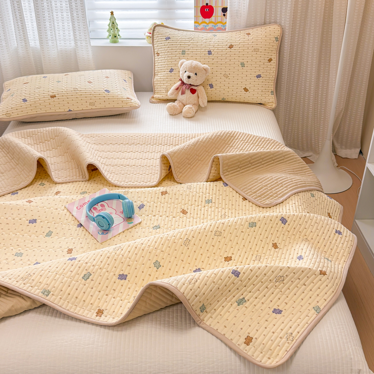 91家纺网 家纺一手货源 找家纺 雅萱家纺 2026新款森系全棉夹棉印花床盖 咖啡小熊