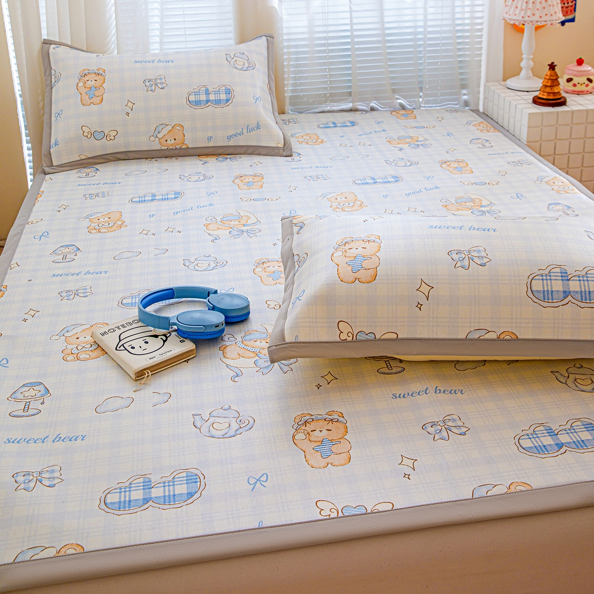 91家纺网 家纺一手货源 找家纺 富馨莱 2026新款冰丝凉席平铺款支持一件定制定做 晚安小熊