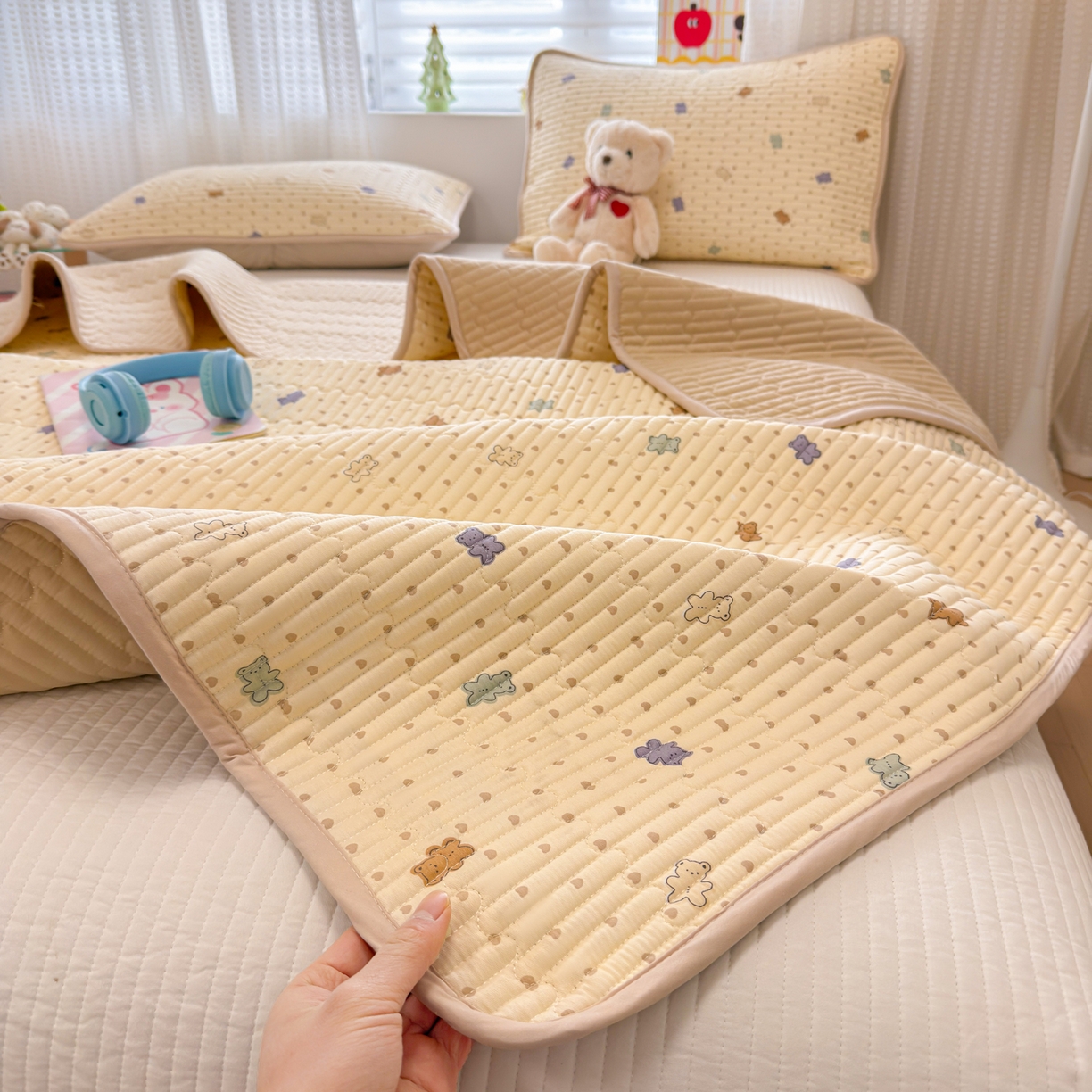 91家纺网 家纺一手货源 找家纺 雅萱家纺 2026新款森系全棉夹棉印花床盖 咖啡小熊