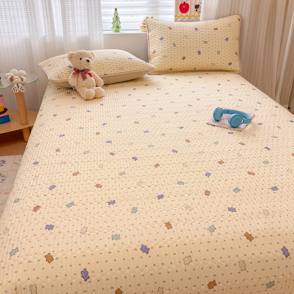 91家纺网 家纺一手货源 找家纺 雅萱家纺 2026新款森系全棉夹棉印花床盖 咖啡小熊