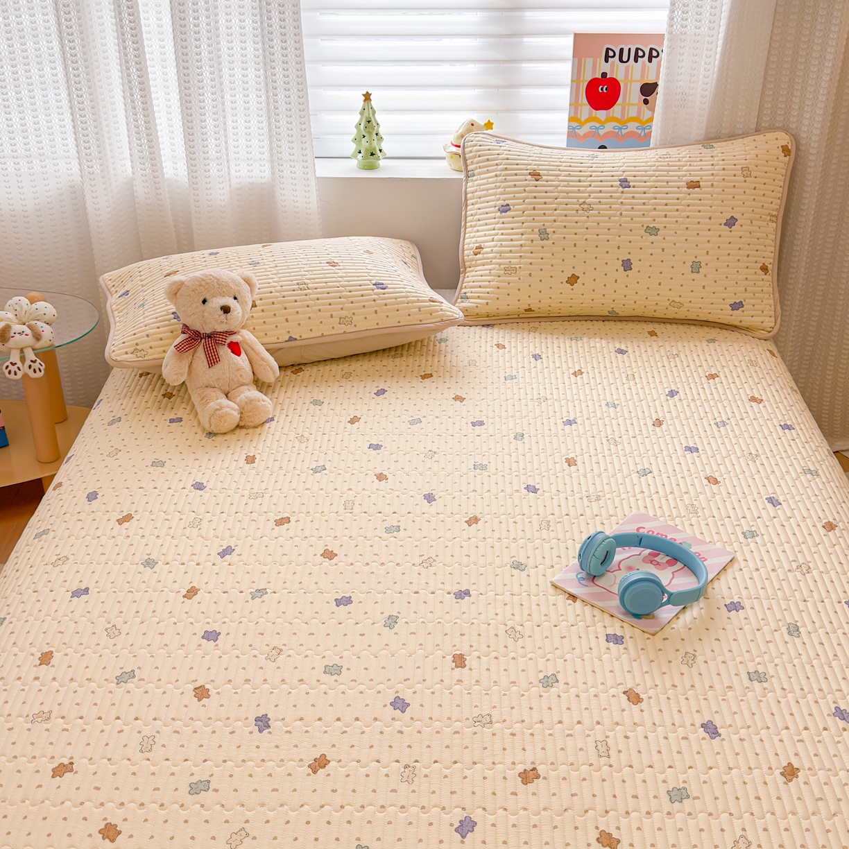 91家纺网 家纺一手货源 找家纺 雅萱家纺 2026新款森系全棉夹棉印花床盖 咖啡小熊