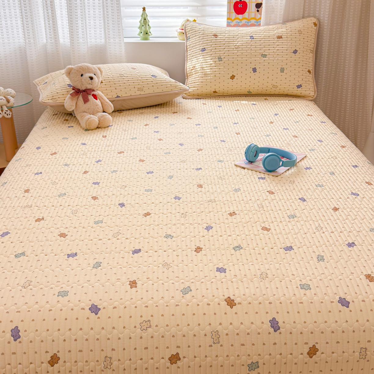 91家纺网 家纺一手货源 找家纺 雅萱家纺 2026新款森系全棉夹棉印花床盖 咖啡小熊