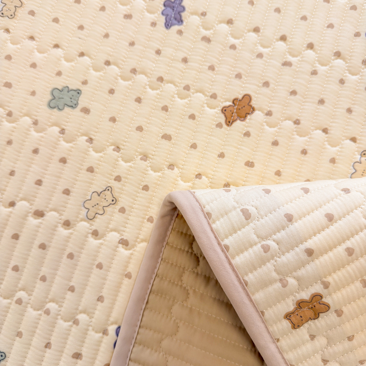 91家纺网 家纺一手货源 找家纺 雅萱家纺 2026新款森系全棉夹棉印花床盖 咖啡小熊