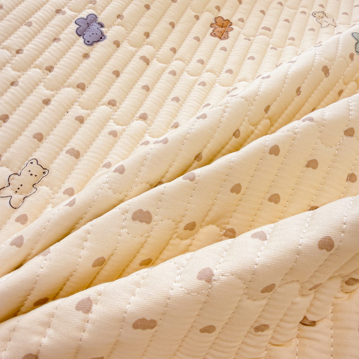 91家纺网 家纺一手货源 找家纺 雅萱家纺 2026新款森系全棉夹棉印花床盖 咖啡小熊