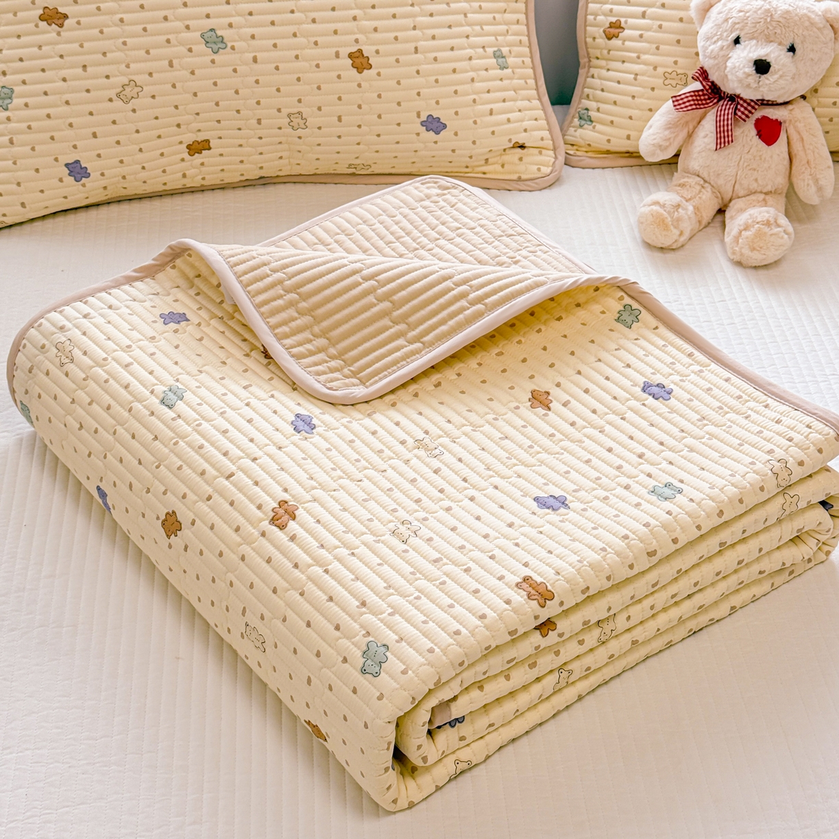 91家纺网 家纺一手货源 找家纺 雅萱家纺 2026新款森系全棉夹棉印花床盖 咖啡小熊