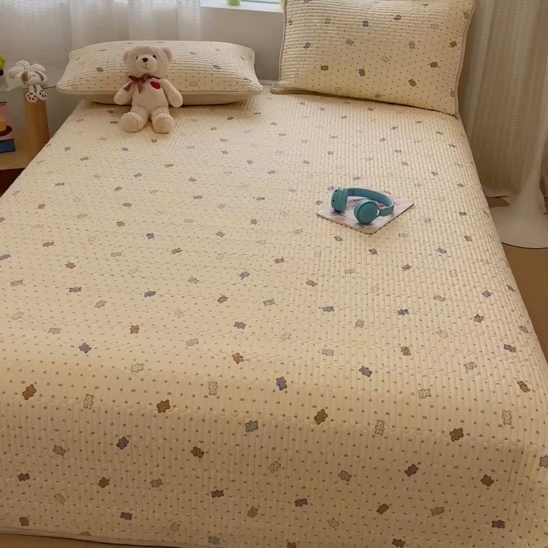 91家纺网 家纺一手货源 找家纺 雅萱家纺 2026新款森系全棉夹棉印花床盖 咖啡小熊