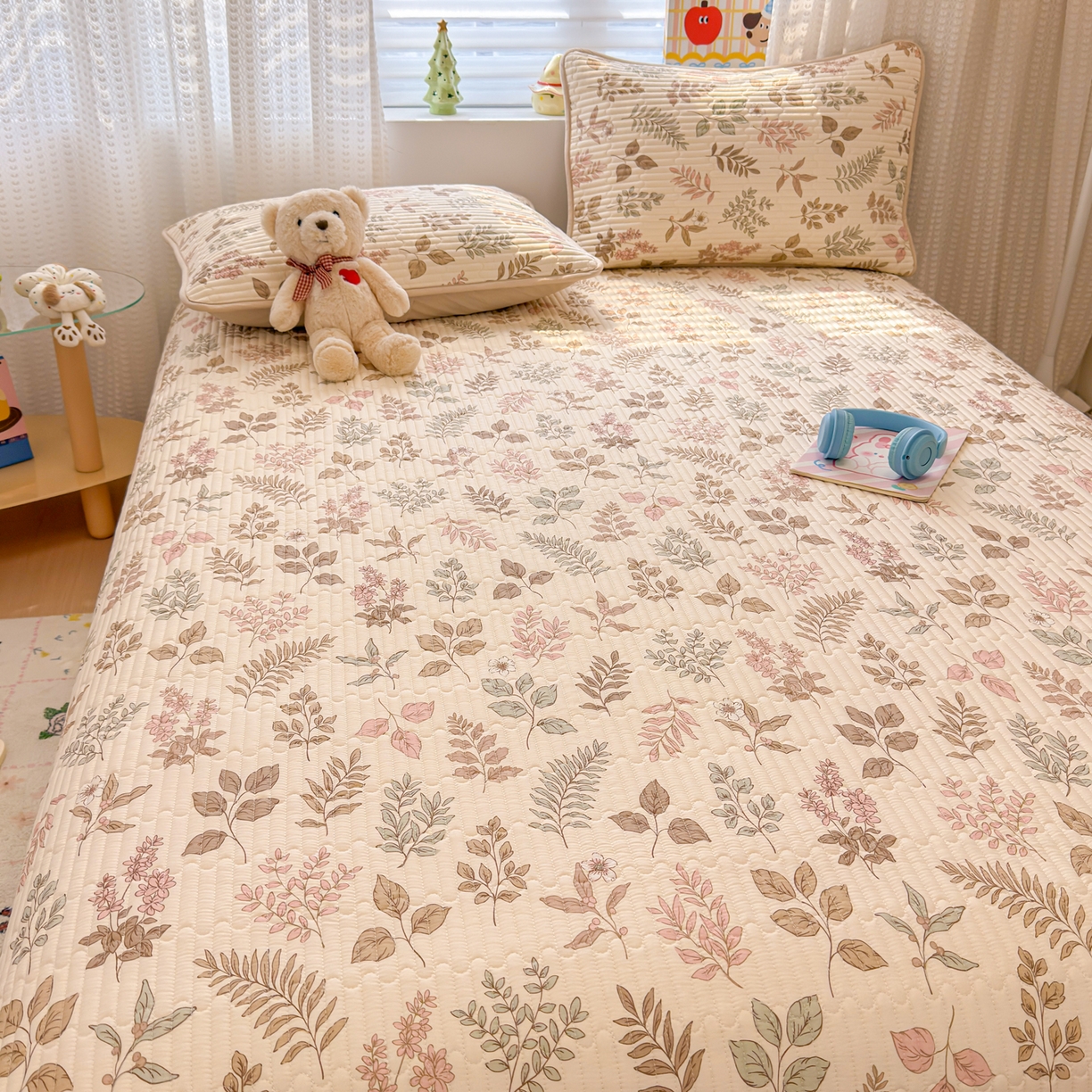 91家纺网 家纺一手货源 找家纺 雅萱家纺 2026新款森系全棉夹棉印花床盖 洛克花园