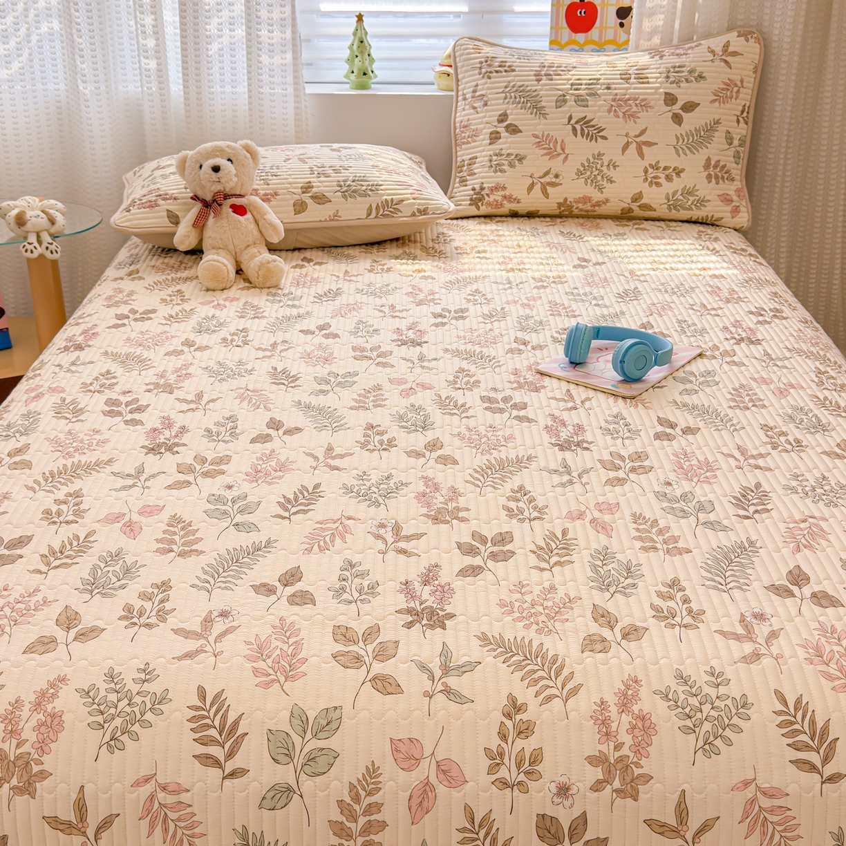 91家纺网 家纺一手货源 找家纺 雅萱家纺 2026新款森系全棉夹棉印花床盖 洛克花园