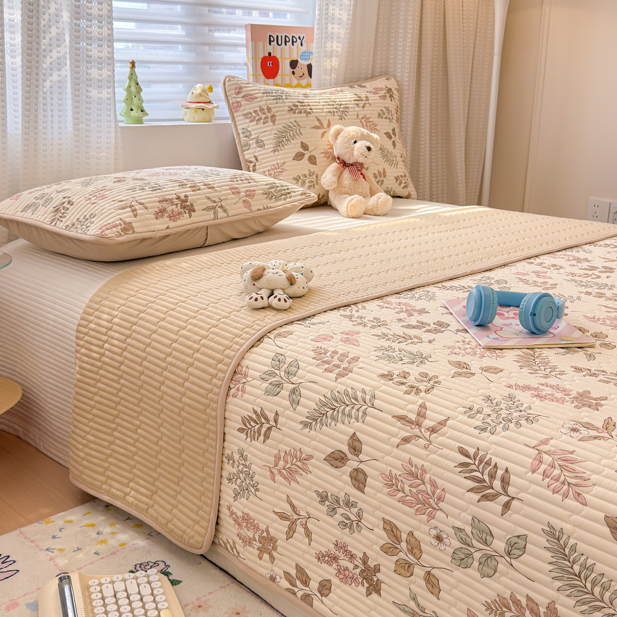 91家纺网 家纺一手货源 找家纺 雅萱家纺 2026新款森系全棉夹棉印花床盖 洛克花园