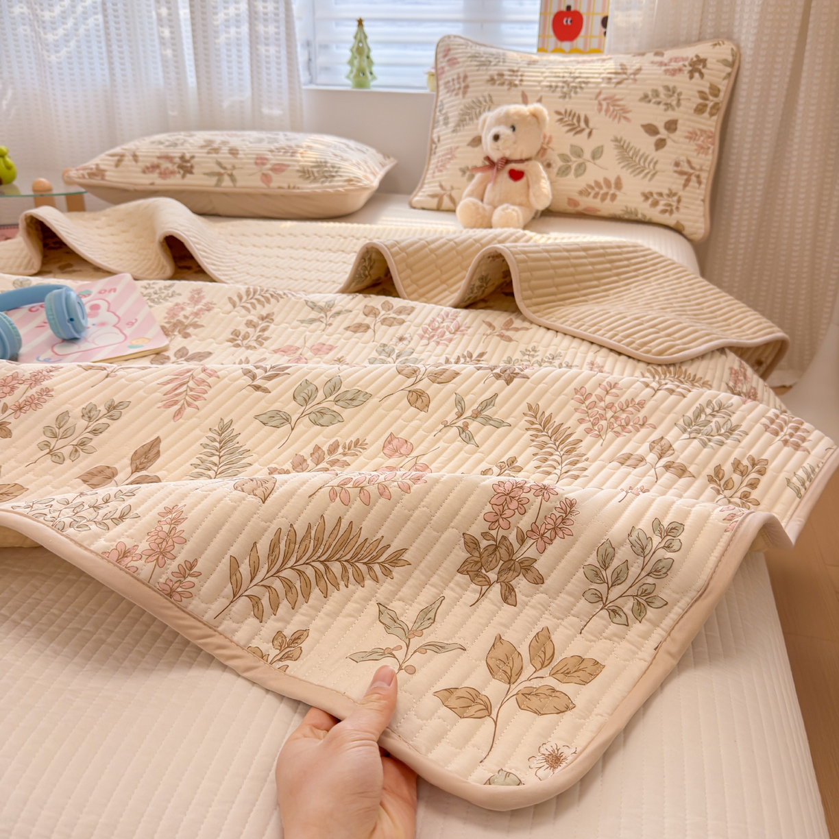 91家纺网 家纺一手货源 找家纺 雅萱家纺 2026新款森系全棉夹棉印花床盖 洛克花园