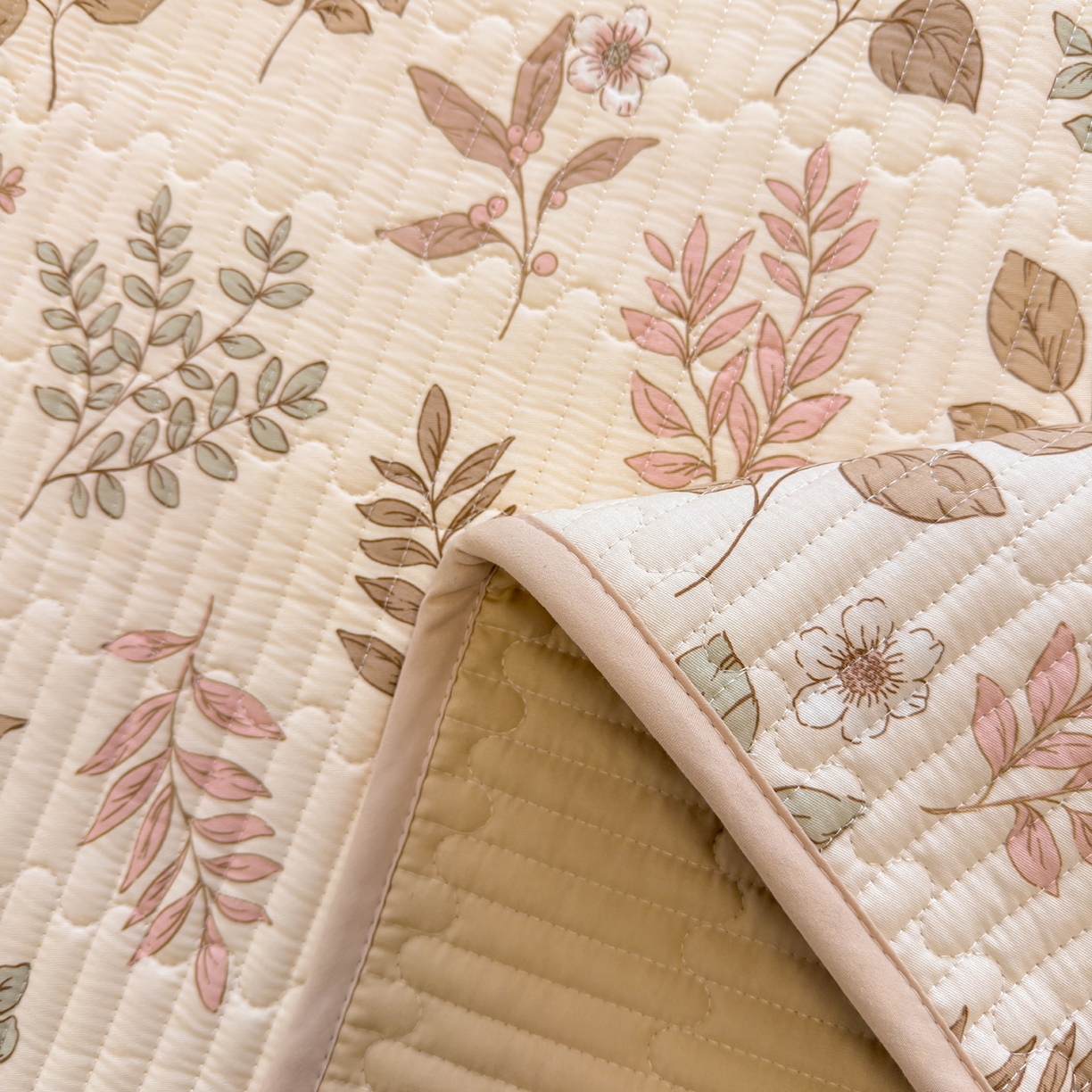 91家纺网 家纺一手货源 找家纺 雅萱家纺 2026新款森系全棉夹棉印花床盖 洛克花园