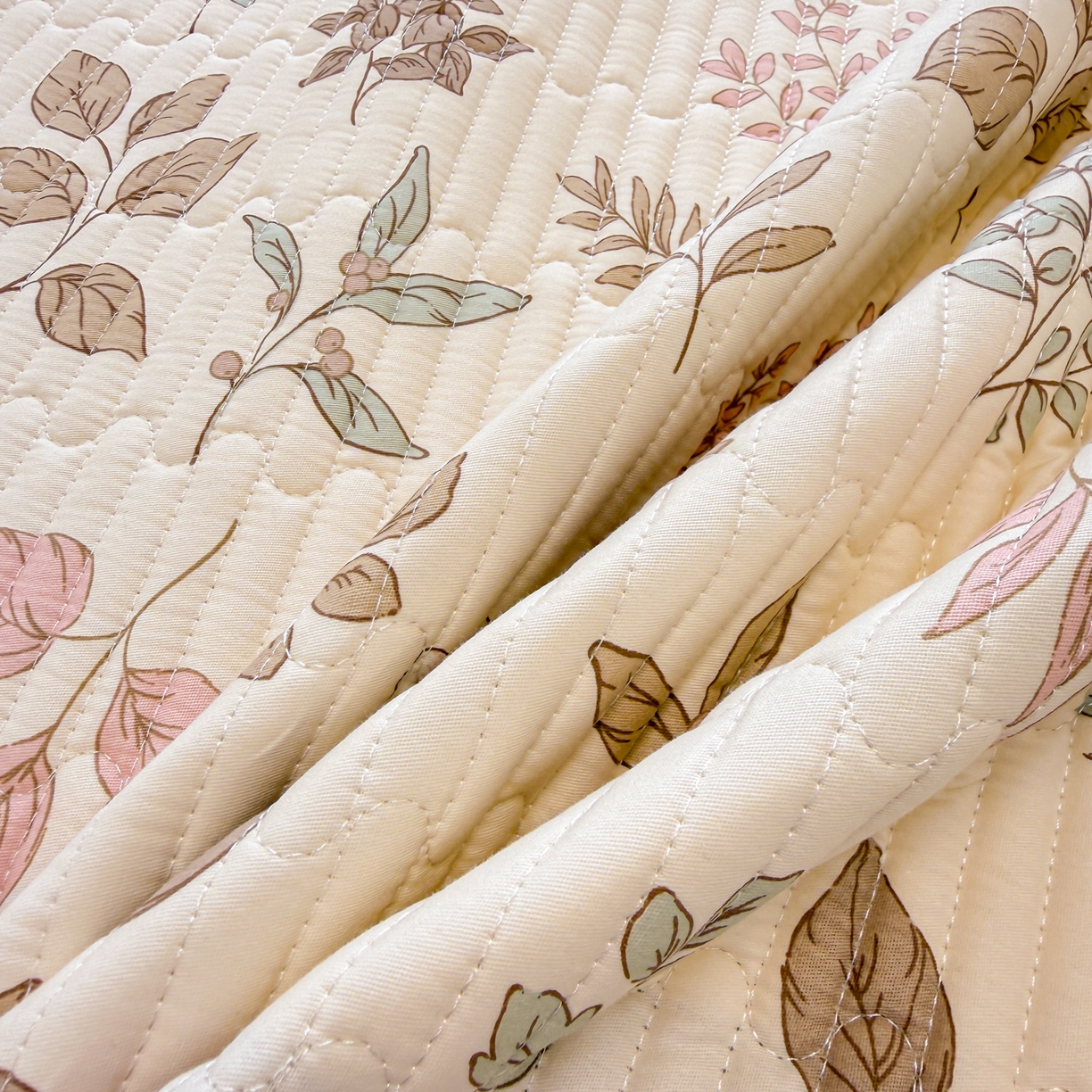 91家纺网 家纺一手货源 找家纺 雅萱家纺 2026新款森系全棉夹棉印花床盖 洛克花园