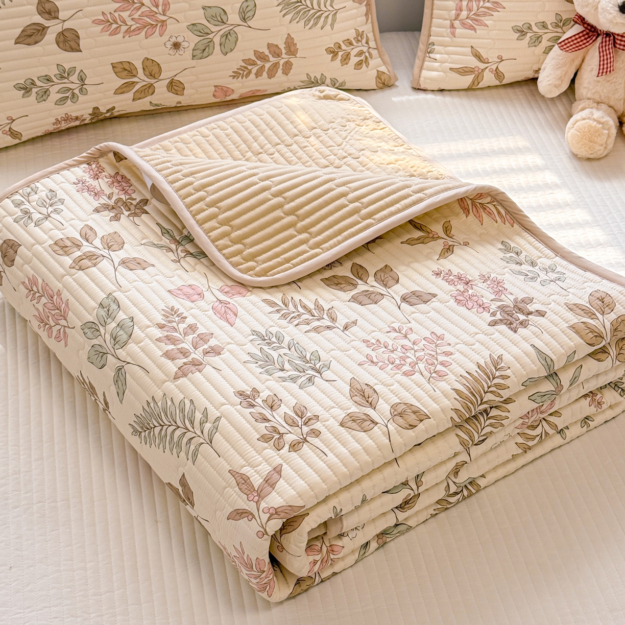 91家纺网 家纺一手货源 找家纺 雅萱家纺 2026新款森系全棉夹棉印花床盖 洛克花园