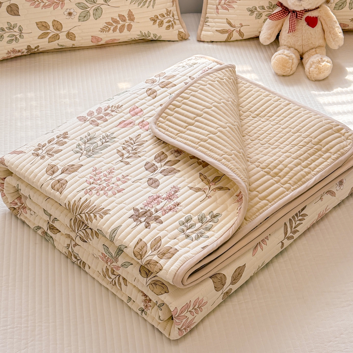 91家纺网 家纺一手货源 找家纺 雅萱家纺 2026新款森系全棉夹棉印花床盖 洛克花园