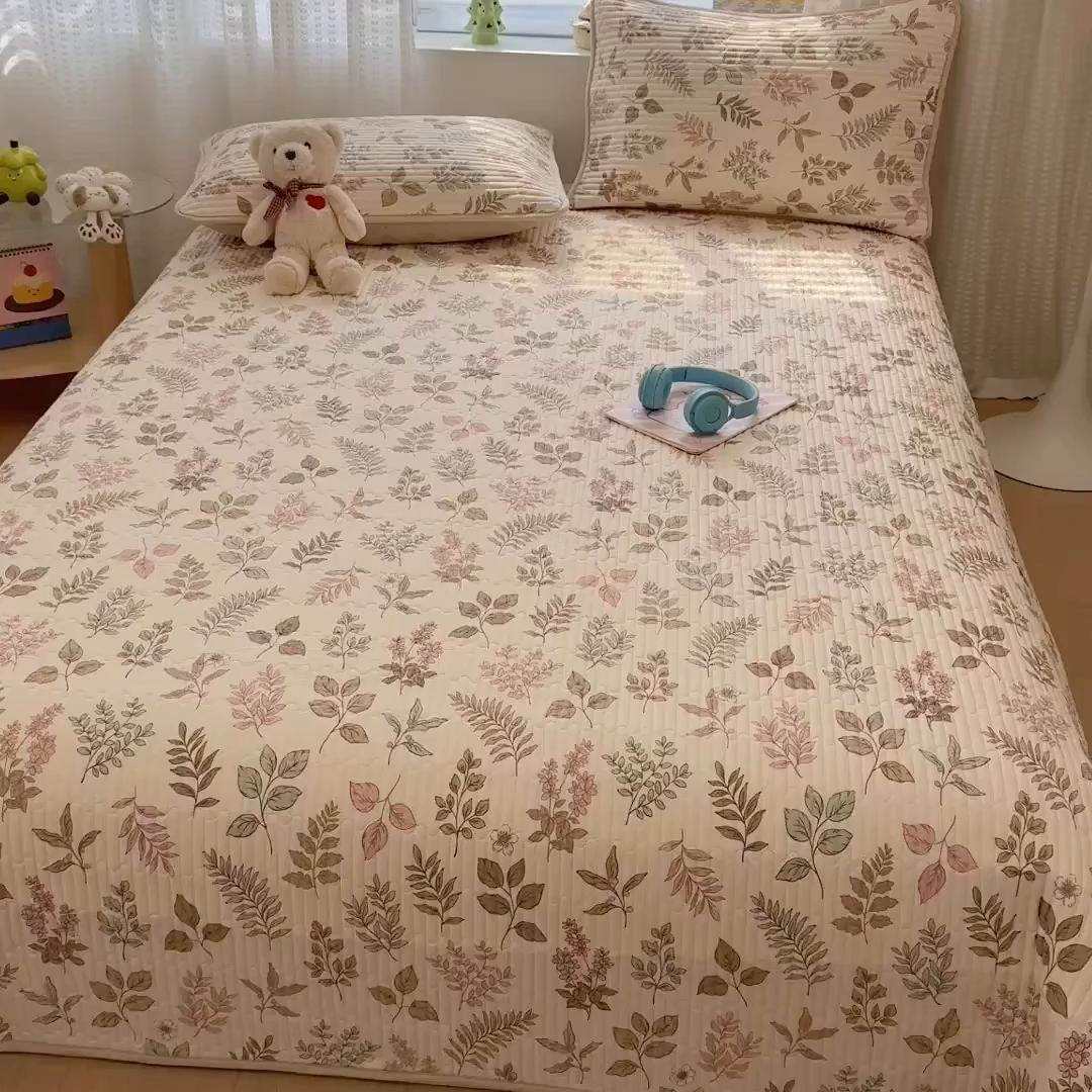 91家纺网 家纺一手货源 找家纺 雅萱家纺 2026新款森系全棉夹棉印花床盖 洛克花园