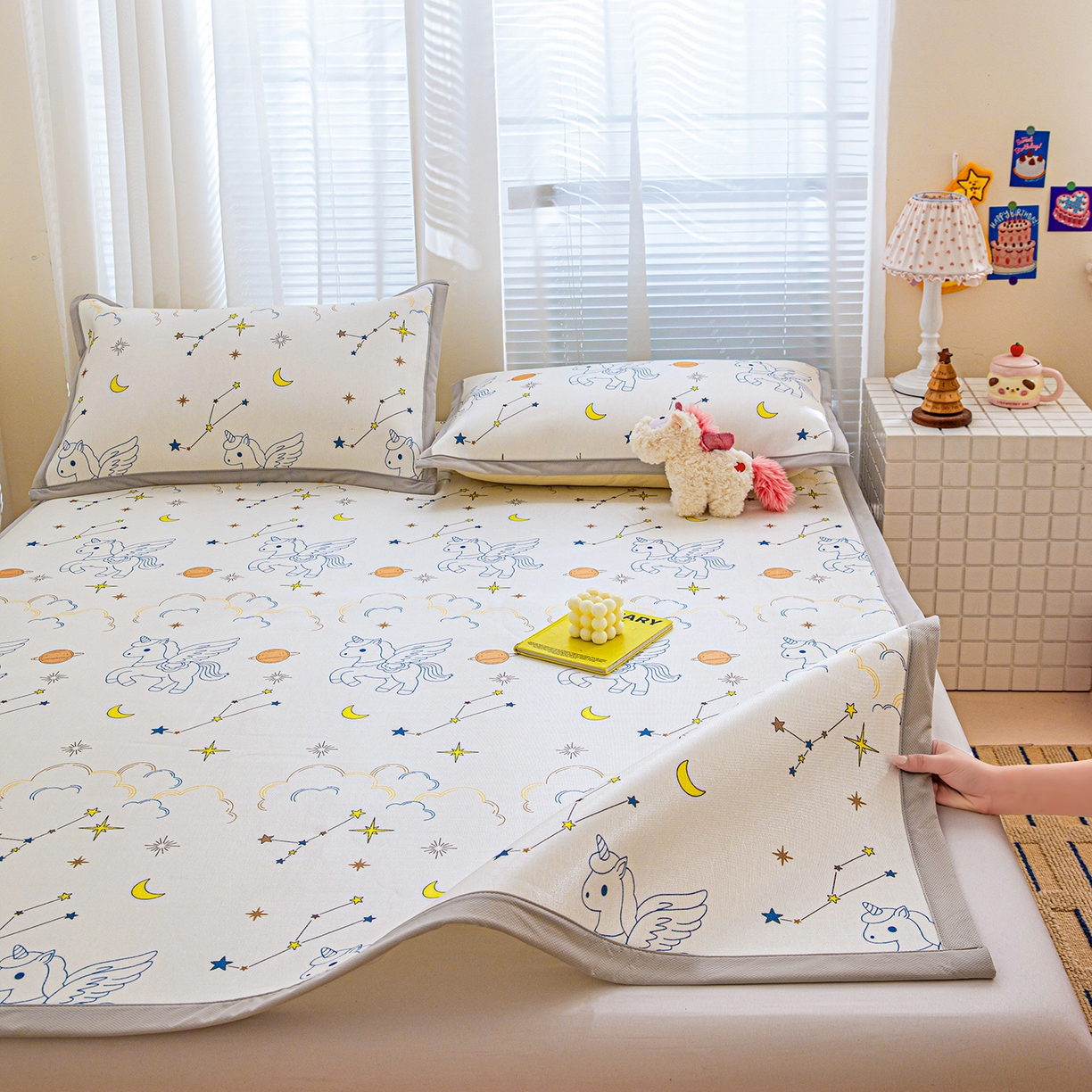 91家纺网 家纺一手货源 找家纺 富馨莱 2026新款冰丝凉席平铺款支持一件定制定做 星空小马