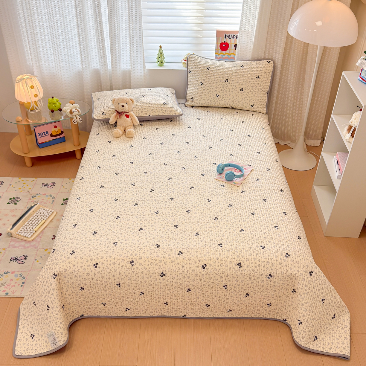 91家纺网 家纺一手货源 找家纺 雅萱家纺 2026新款森系全棉夹棉印花床盖 墨兰樱桃