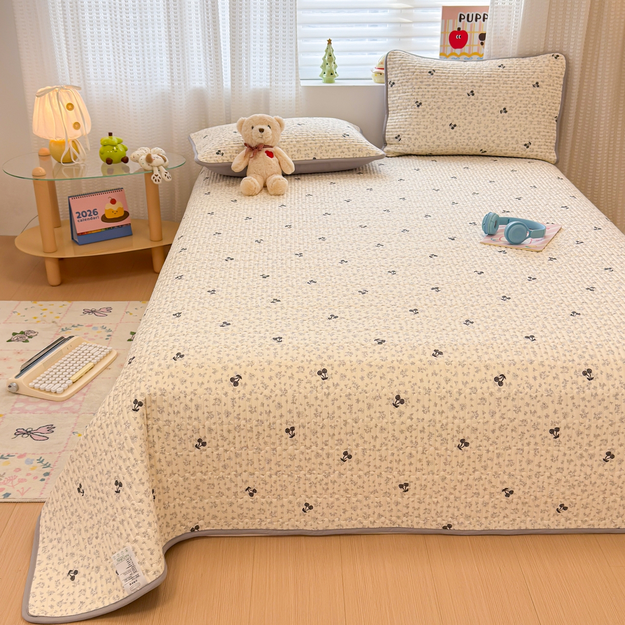 91家纺网 家纺一手货源 找家纺 雅萱家纺 2026新款森系全棉夹棉印花床盖 墨兰樱桃