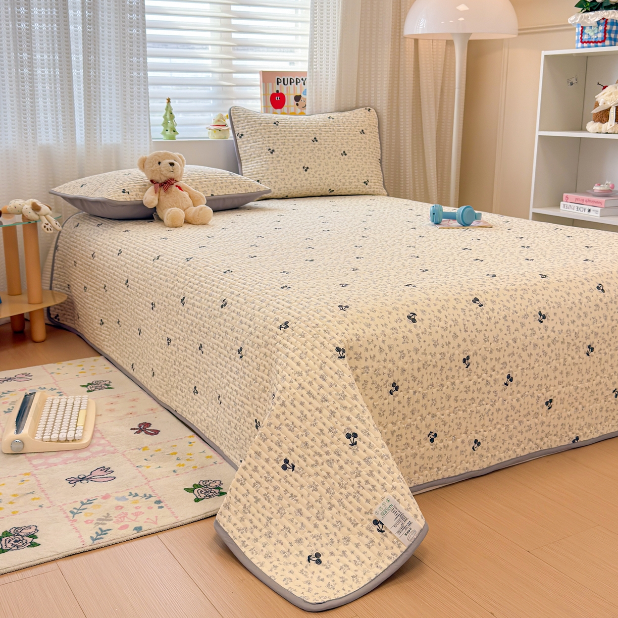 91家纺网 家纺一手货源 找家纺 雅萱家纺 2026新款森系全棉夹棉印花床盖 墨兰樱桃