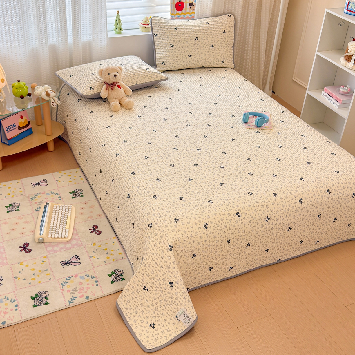 91家纺网 家纺一手货源 找家纺 雅萱家纺 2026新款森系全棉夹棉印花床盖 墨兰樱桃