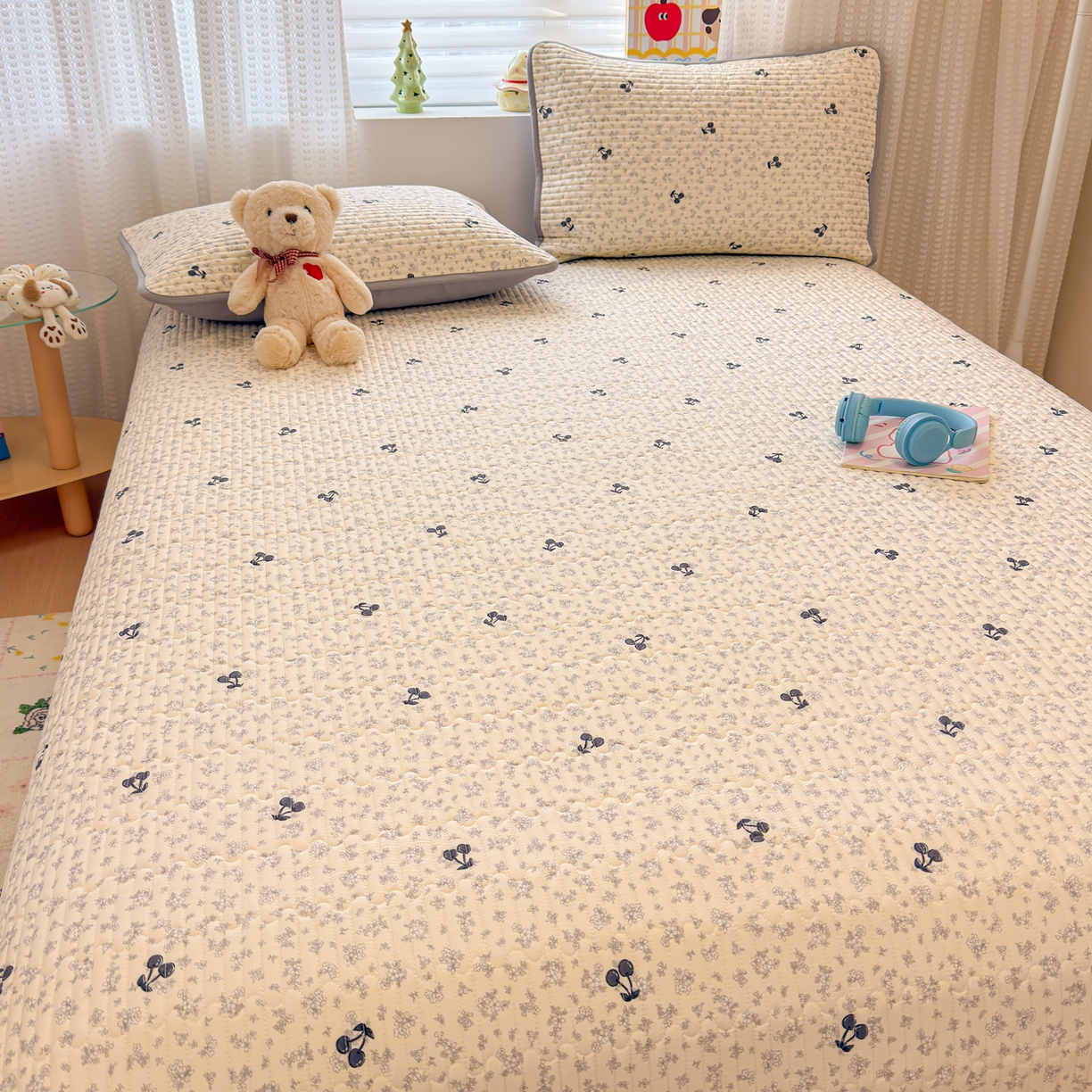 91家纺网 家纺一手货源 找家纺 雅萱家纺 2026新款森系全棉夹棉印花床盖 墨兰樱桃