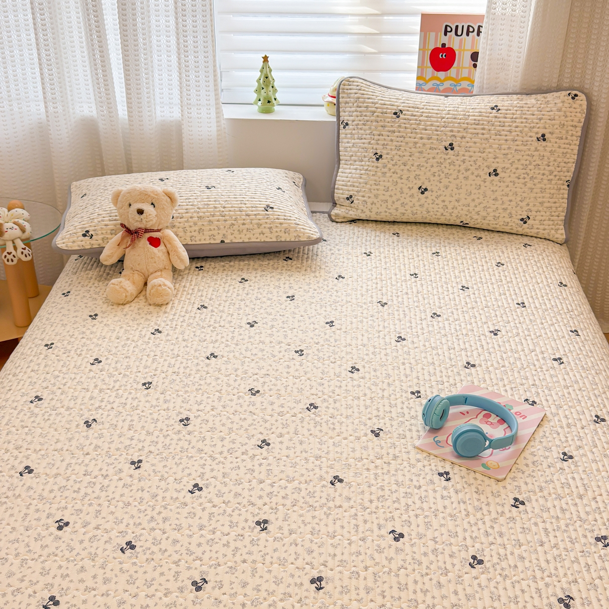 91家纺网 家纺一手货源 找家纺 雅萱家纺 2026新款森系全棉夹棉印花床盖 墨兰樱桃