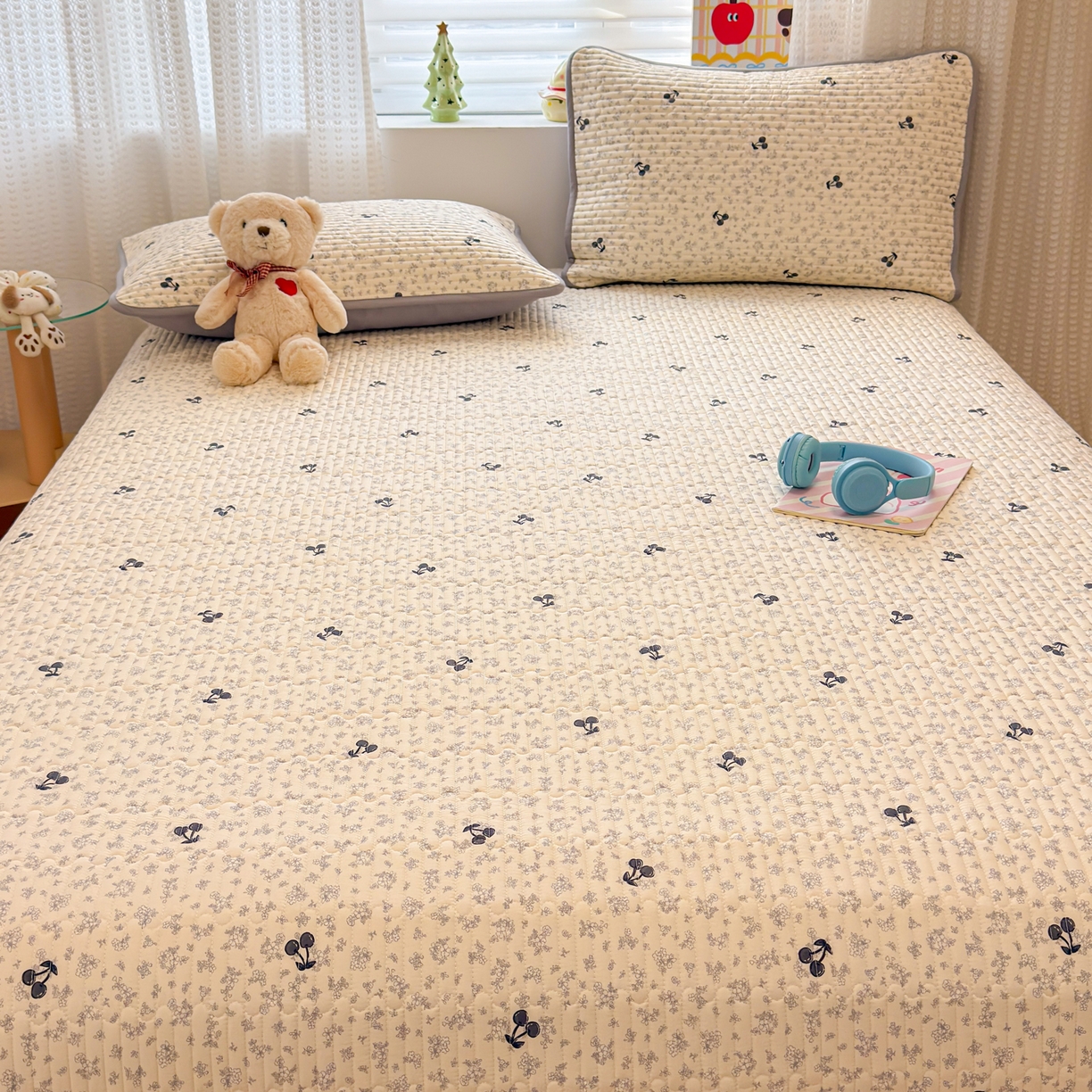 91家纺网 家纺一手货源 找家纺 雅萱家纺 2026新款森系全棉夹棉印花床盖 墨兰樱桃