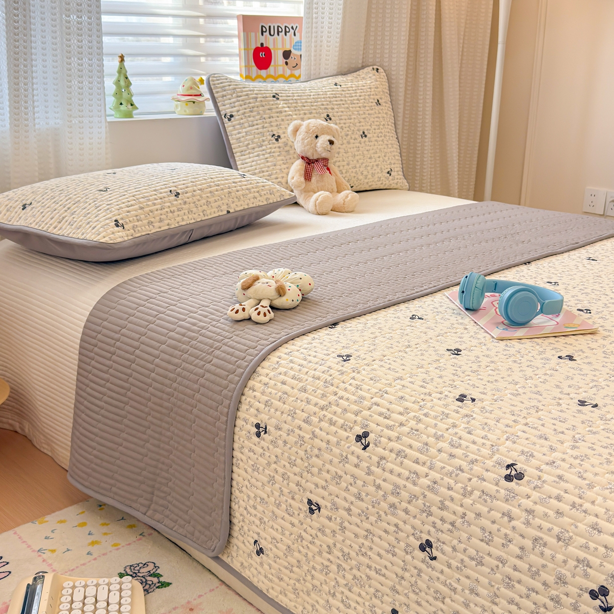 91家纺网 家纺一手货源 找家纺 雅萱家纺 2026新款森系全棉夹棉印花床盖 墨兰樱桃