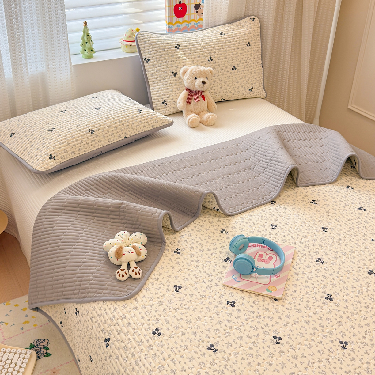 91家纺网 家纺一手货源 找家纺 雅萱家纺 2026新款森系全棉夹棉印花床盖 墨兰樱桃