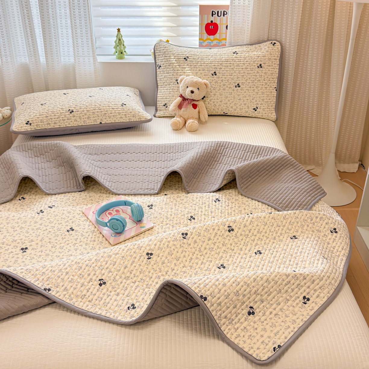 91家纺网 家纺一手货源 找家纺 雅萱家纺 2026新款森系全棉夹棉印花床盖 墨兰樱桃