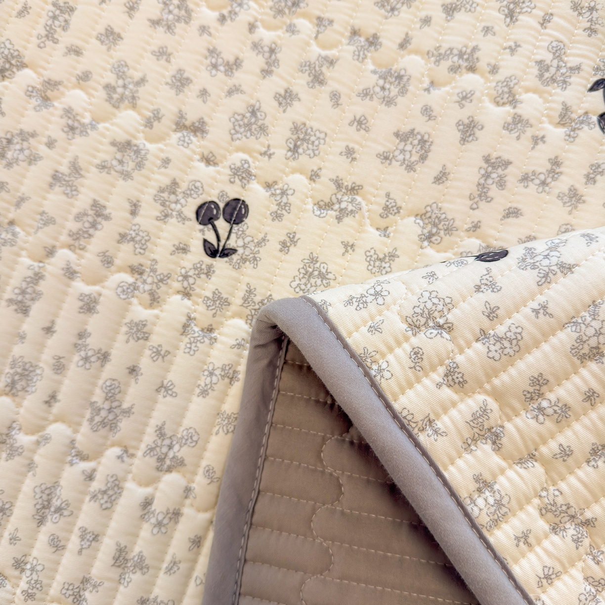 91家纺网 家纺一手货源 找家纺 雅萱家纺 2026新款森系全棉夹棉印花床盖 墨兰樱桃