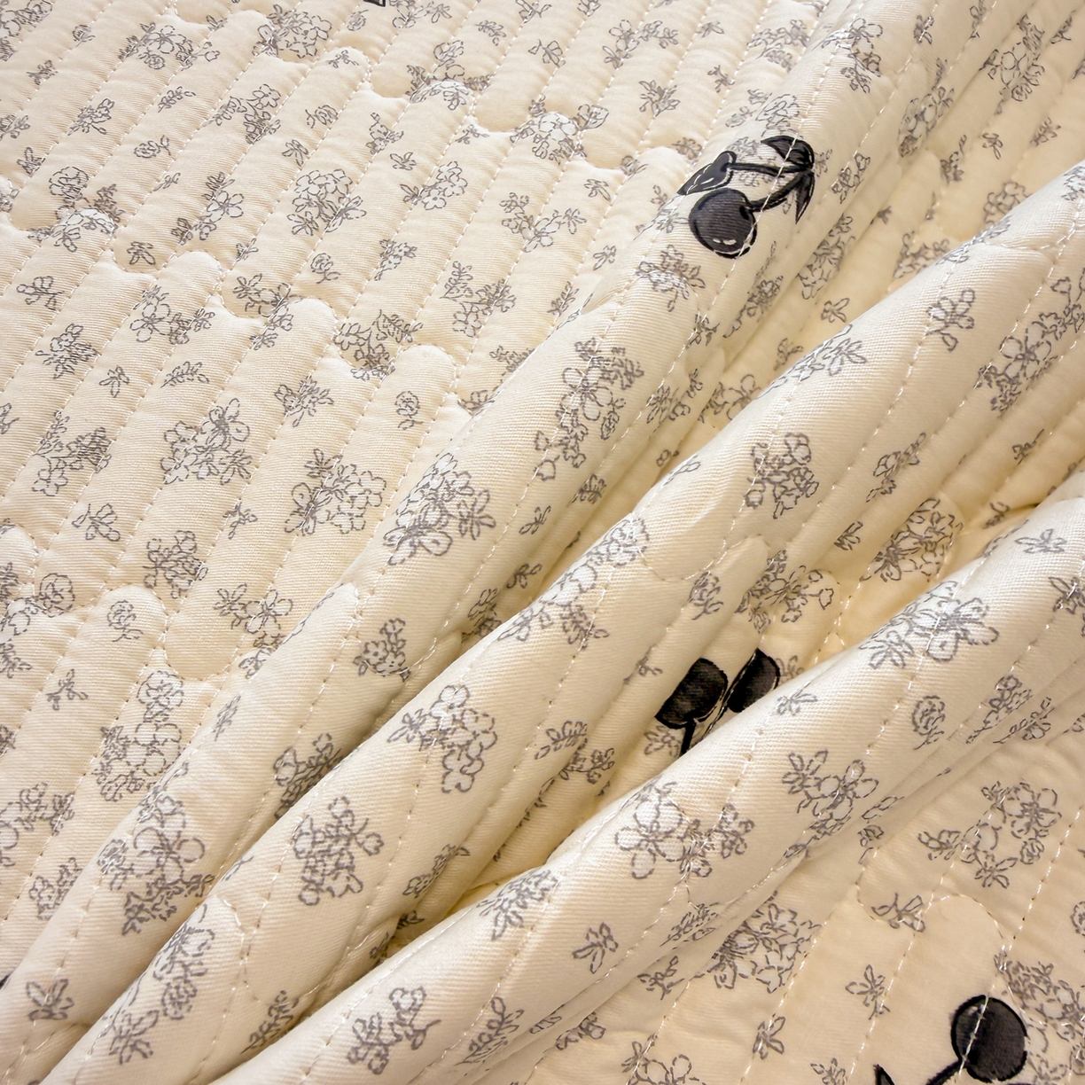 91家纺网 家纺一手货源 找家纺 雅萱家纺 2026新款森系全棉夹棉印花床盖 墨兰樱桃