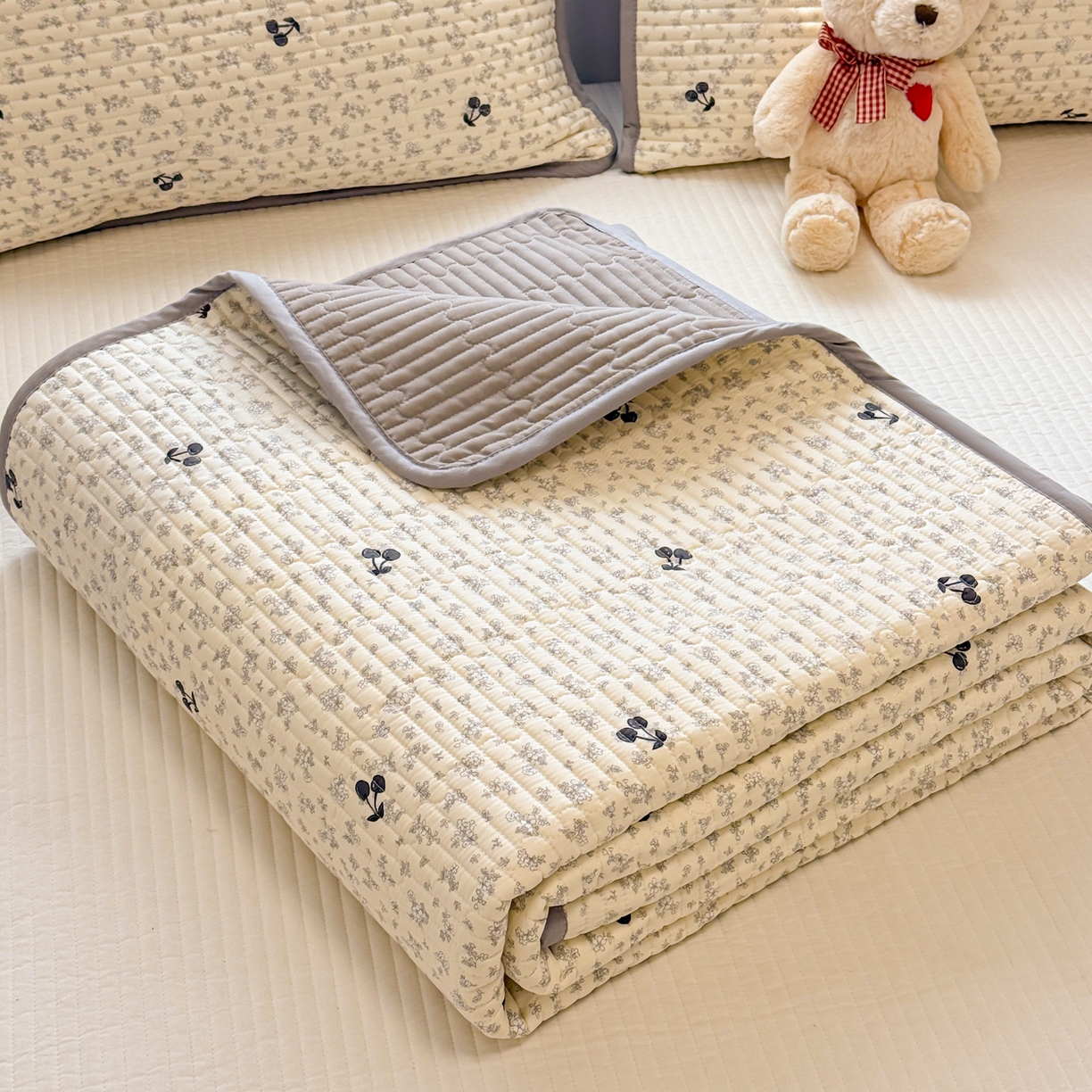 91家纺网 家纺一手货源 找家纺 雅萱家纺 2026新款森系全棉夹棉印花床盖 墨兰樱桃