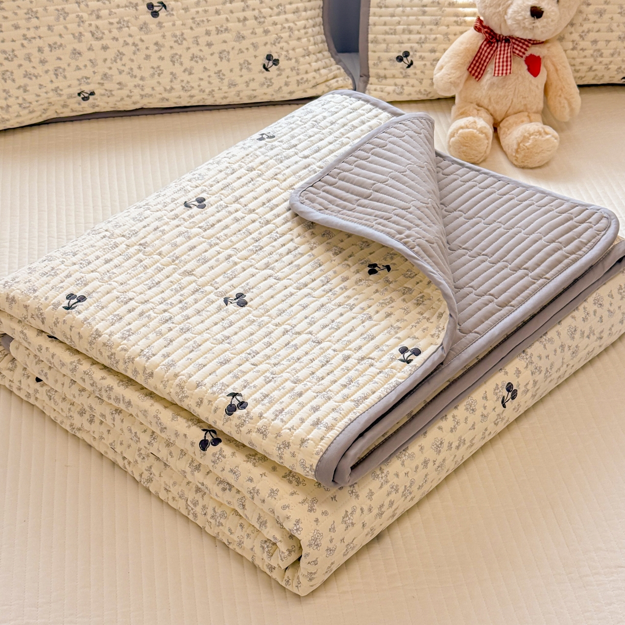 91家纺网 家纺一手货源 找家纺 雅萱家纺 2026新款森系全棉夹棉印花床盖 墨兰樱桃