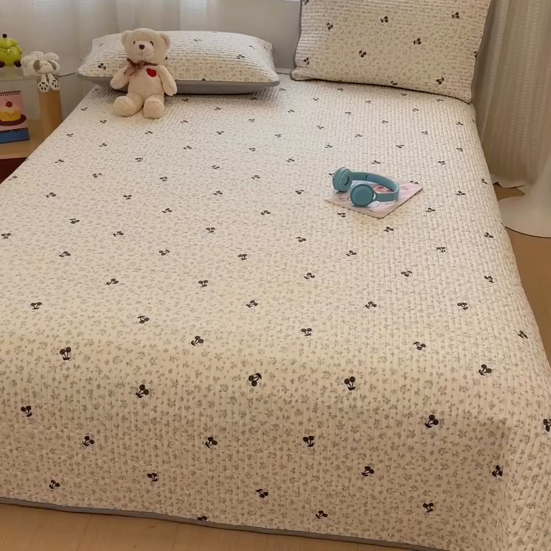 91家纺网 家纺一手货源 找家纺 雅萱家纺 2026新款森系全棉夹棉印花床盖 墨兰樱桃