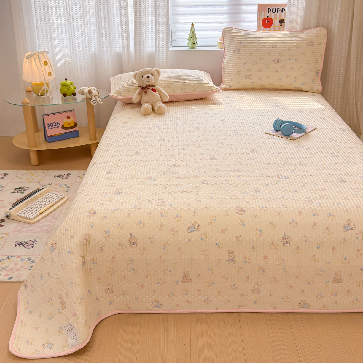 91家纺网 家纺一手货源 找家纺 雅萱家纺 2026新款森系全棉夹棉印花床盖 奶油兔叽