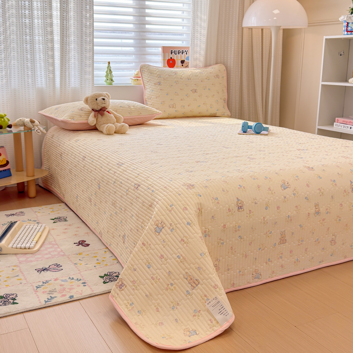 91家纺网 家纺一手货源 找家纺 雅萱家纺 2026新款森系全棉夹棉印花床盖 奶油兔叽